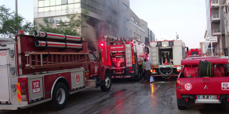 İzmir'de, tekstil atölyesinde çıkan yangın korkuttu
