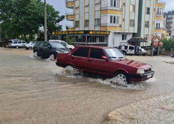 Kadirli'de sağanak; cadde ve sokaklar suyla doldu