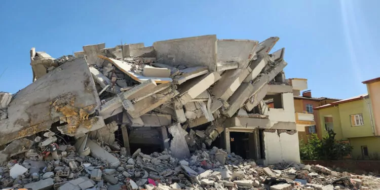 Kahramanmaraş'ta 4 büyüklüğünde deprem; 5 katlı bina yıkıldı