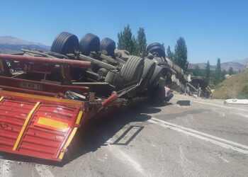 Kahramanmaraş'ta TIR devrildi; yol 2 saat kapandı