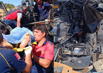 Kamyon TIR'a arkadan çarptı: 1 ölü, 2 yaralı