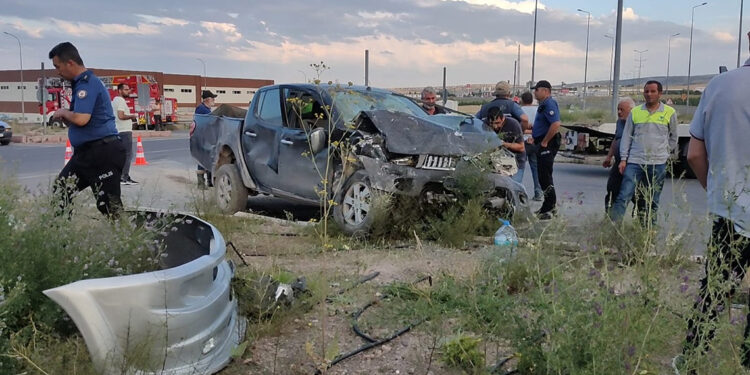 Kamyonet ile işçilerin minibüsü çarpıştı: 21 yaralı