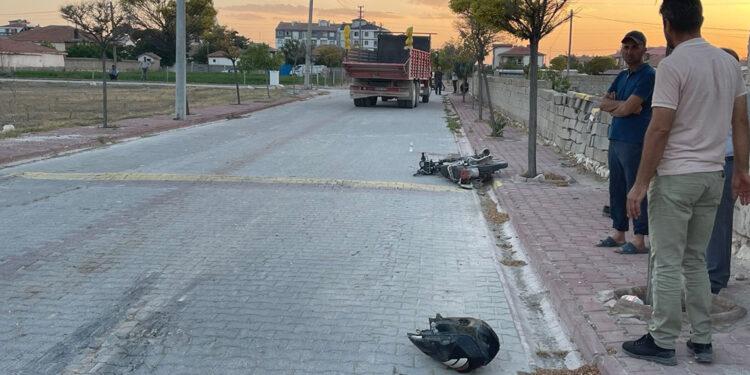 Kamyonun çarptığı motosikletin sürücüsü öldü