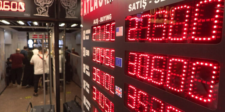 Kapalıçarşı'da döviz ve altın hareketliliği