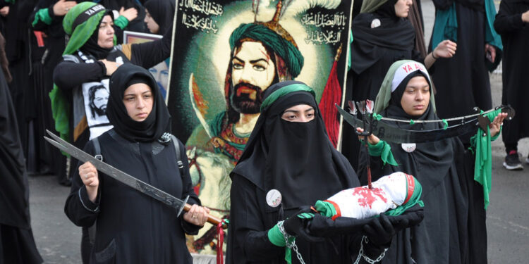 Kars’ta binlerce kişi Kerbela şehitlerini andı