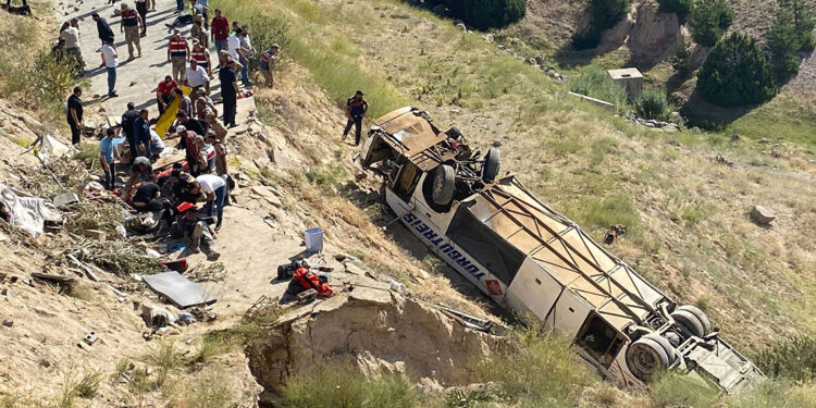Kars'ta yolcu otobüsü viyadükten uçtu; ölü ve yaralılar var
