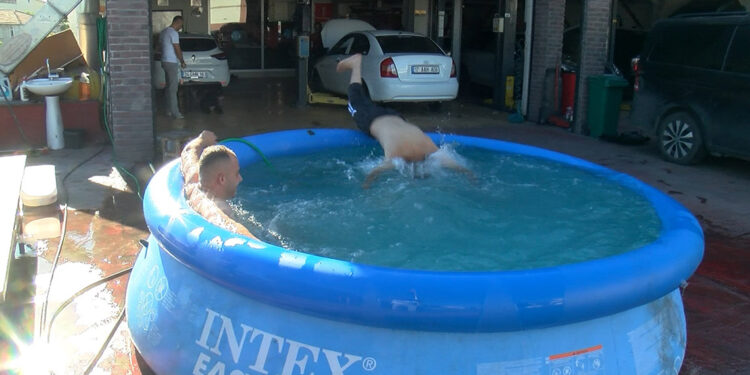 Kartal'da sıcaktan bunalan esnaf portatif havuz kurdu