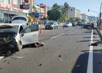 Kavşakta iki otomobil çarpıştı: 1 ölü, 4 yaralı