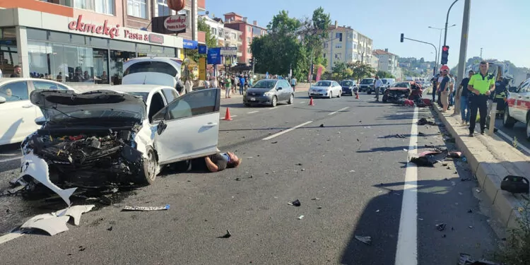 Kavşakta iki otomobil çarpıştı: 1 ölü, 4 yaralı