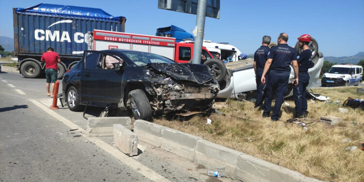 Kavşakta iki otomobil çarpıştı; 1 ölü, 4 yaralı