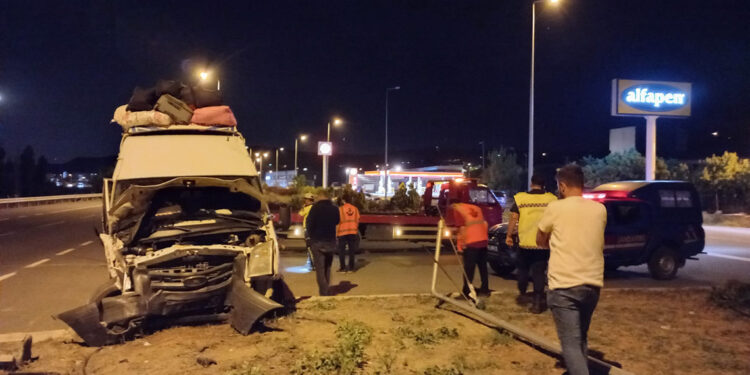 Kayseri'de minibüs ile otomobil çarpıştı: 16 yaralı