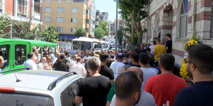 Kazada ölen anne ve kızı toprağa verildi