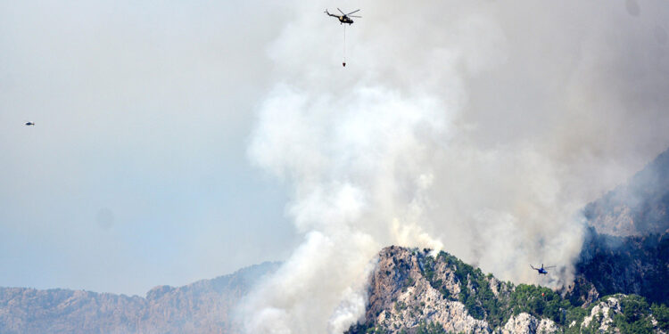 Kemer'deki orman yangını 3'üncü gününde