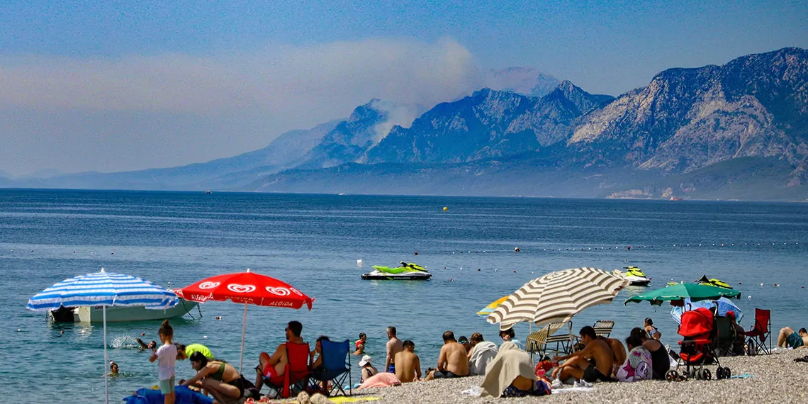 Kemer'deki orman yangını 3'üncü gününde devam ediyor. İlçede 1 saat içinde hava sıcaklığı 7 derece artarken, nem oranı da düştü.