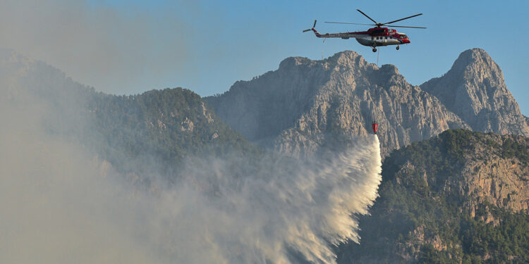Kemer'deki orman yangınına havadan müdahale