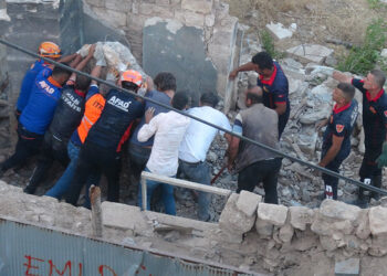 Kilis'te metruk bina yıkıldı, enkazında kalan kişi kurtarıldı