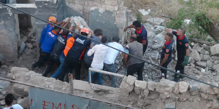 Kilis'te metruk bina yıkıldı, enkazında kalan kişi kurtarıldı