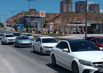'Kilit kavşak'ta bayram dönüşü trafiği başladı