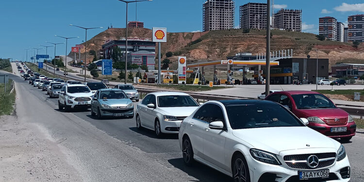 'Kilit kavşak'ta bayram dönüşü trafiği başladı