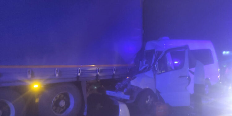 Kırkpınar güreşçilerini taşıyan minibüs TIR'a çarptı