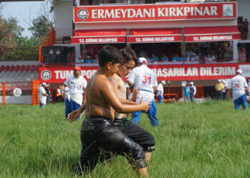 Kırkpınar, minik pehlivanların güreşiyle başladı