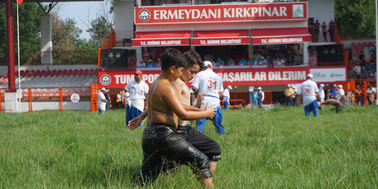 Kırkpınar, minik pehlivanların güreşiyle başladı