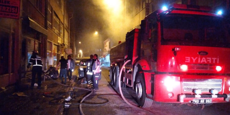 Kırşehir'de iş hanında çıkan yangında 9 iş yeri zarar gördü