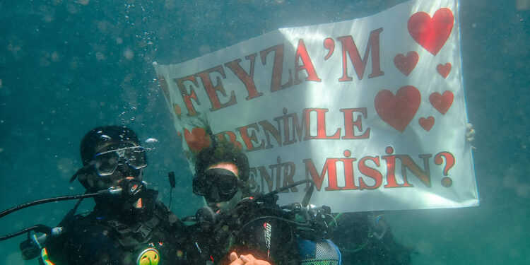 Kız arkadaşına su altında evlilik teklifi etti