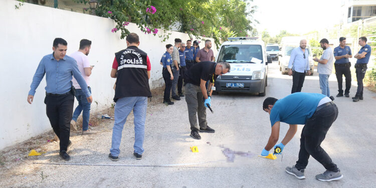 Kız arkadaşını öldürüp intihara kalkıştı