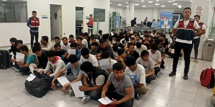 Kocaeli'de 107 düzensiz göçmen sınır dışı edildi 