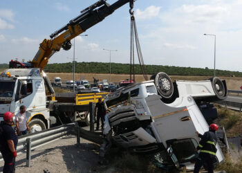 Kocaeli'de TIR devrildi; sürücü öldü