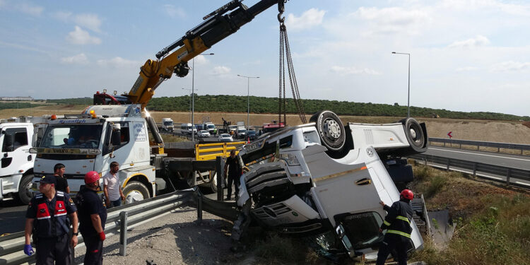 Kocaeli'de TIR devrildi; sürücü öldü