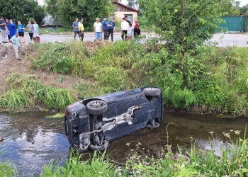 Kocaeli'de cip dereye devrildi; 4 yaralı