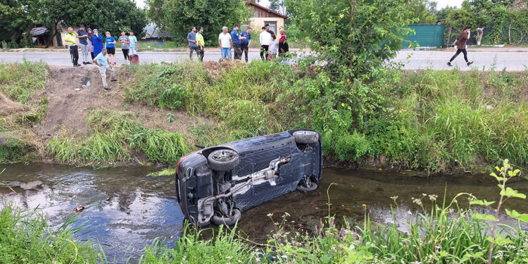 Kocaeli'de cip dereye devrildi; 4 yaralı