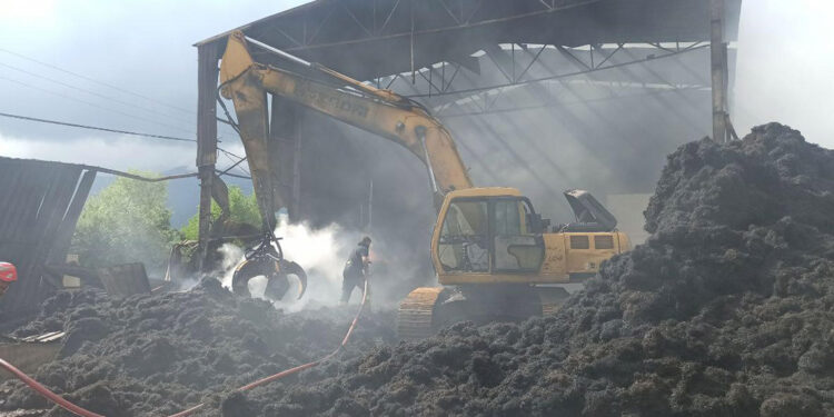 Kocaeli'de geri dönüşüm fabrikasındaki yangın