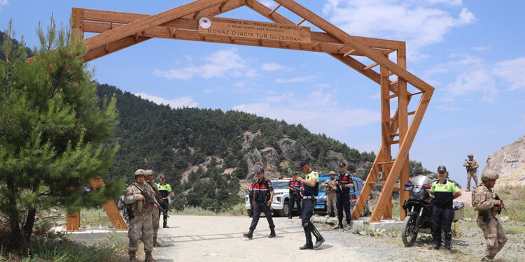 Komandolar yangın riskine karşı orman nöbetinde
