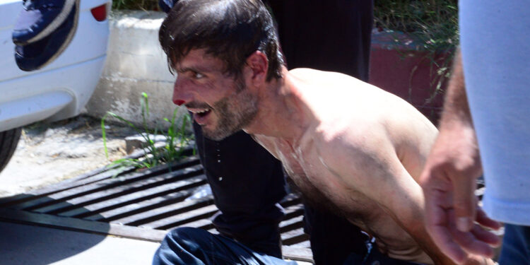 Konuşmak istediği eski sevgilisini bıçakla rehin aldı