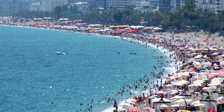 Konyaaltı Sahili, Antalyalılar ve turistlere kaldı