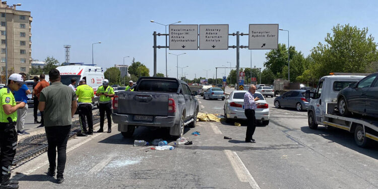 Konya'da karşı şeride geçen minibüs 2 araca çarptı