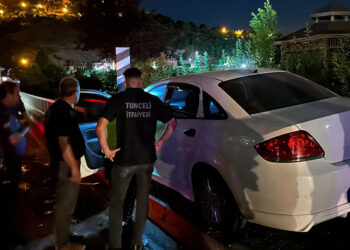 Köprüde kaza yapan otomobilin sürücüsü kayıp