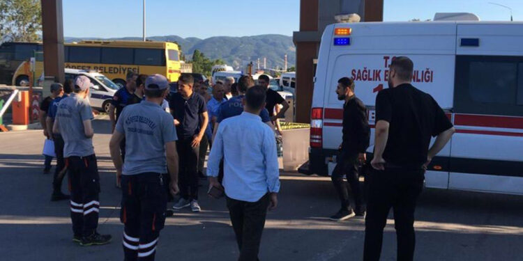 Körfez Belediyesi'nde iki personel birbirini vurdu