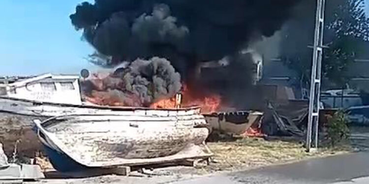 Küçükçekmece'de 4 teknede yangın