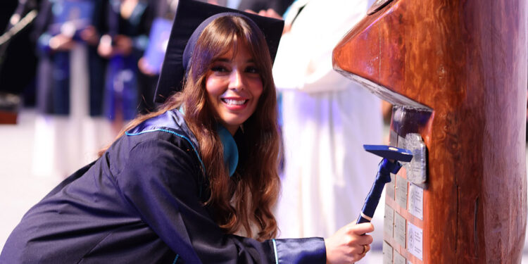 Libyalı Noor Sagar Türkiye'den birincilikle mezun oldu 