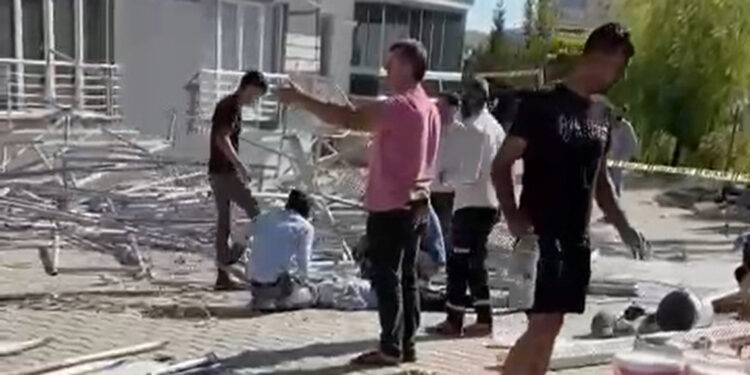 Malatya'da bina tadilatında iskele çöktü: 1 ölü, 2 yaralı
