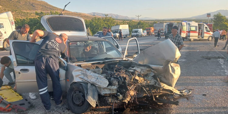 Malatya'da iki otomobil çarpıştı: 1 ölü, 6 yaralı