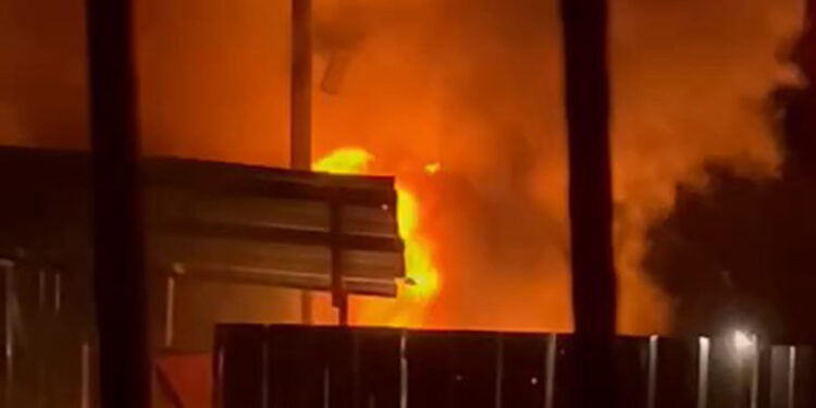 Maltepe'de yanan elektrik kabloları etrafa korku saçtı