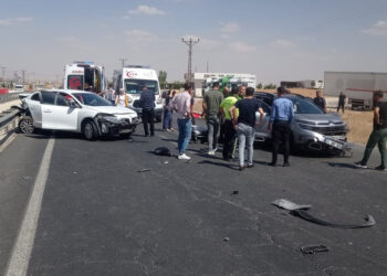 Mardin'de otomobiller çarpıştı: 7 yaralı