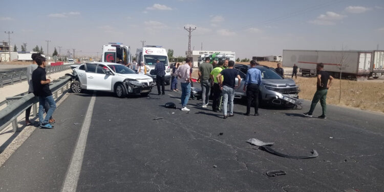 Mardin'de otomobiller çarpıştı: 7 yaralı