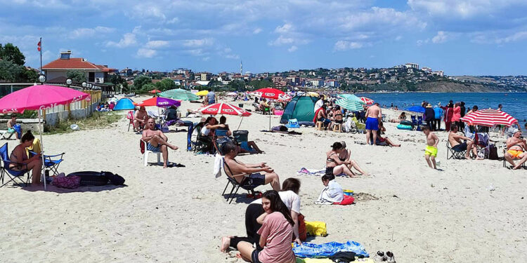 Marmaraereğlisi'nde bayram tatilinde 5 bin ton çöp toplandı