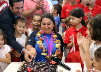 Merve Nur Eroğlu memleketinde çiçeklerle karşılandı
